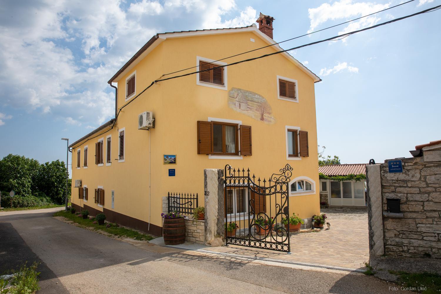 Apartments Faris Канфанар Екстер'єр фото