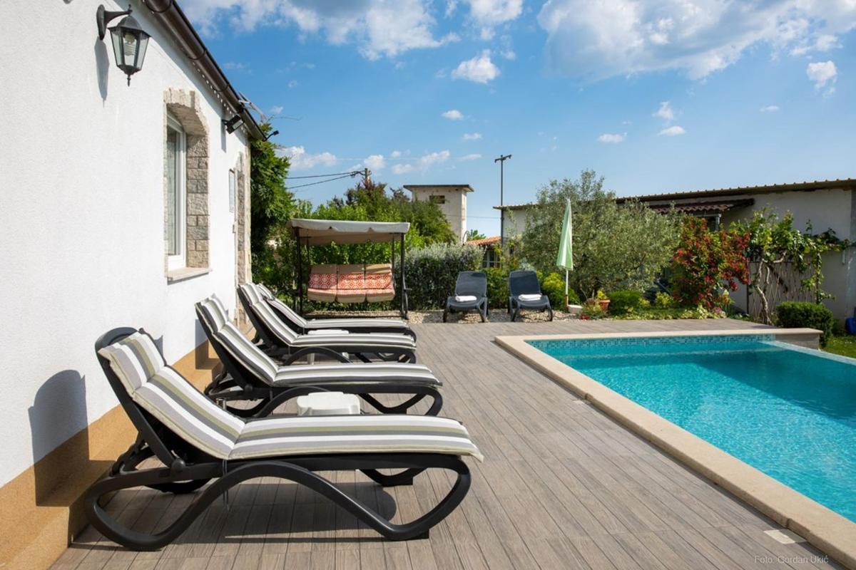 Apartments Faris Канфанар Екстер'єр фото