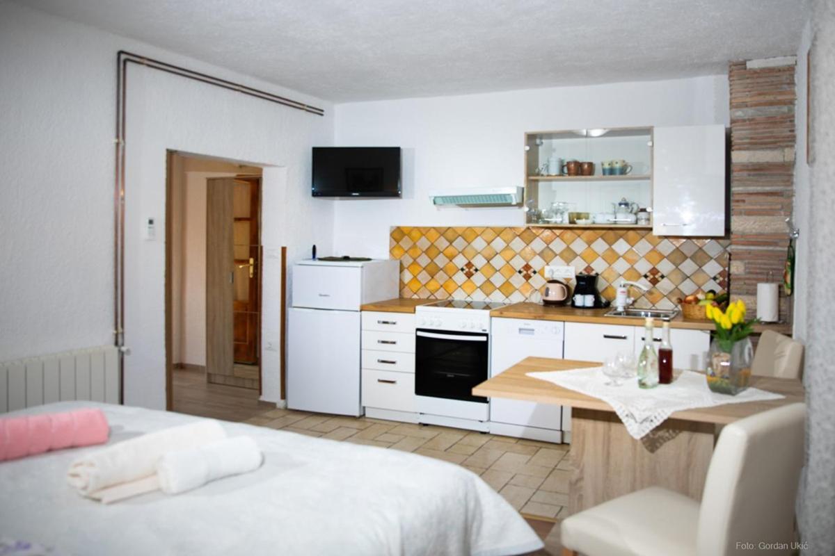 Apartments Faris Канфанар Екстер'єр фото
