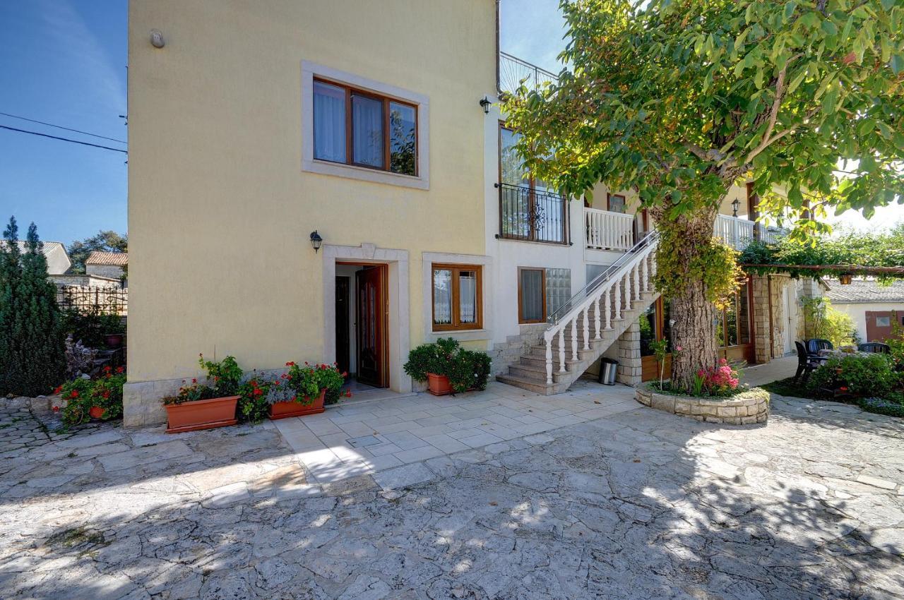 Apartments Faris Канфанар Екстер'єр фото